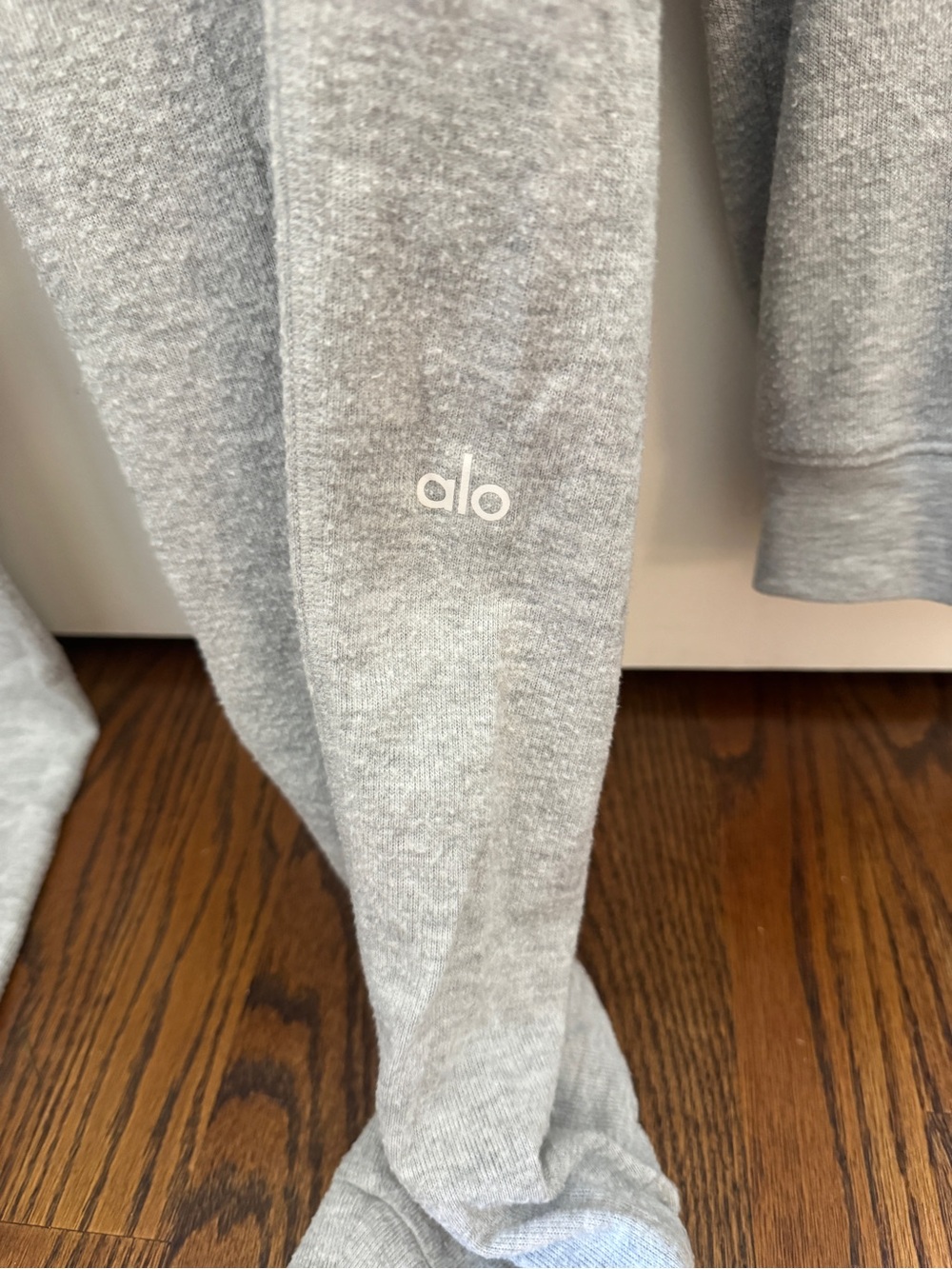 Alo Soho Pullover and Sweatpant jogger set. - Picture 8 of 9